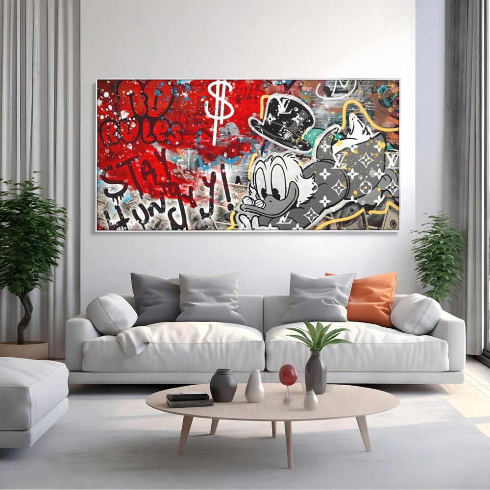 Tablou canvas cu tablou canvas cu scrooge mcduck si graffiti, in rama de aluminiu argintiu, pe perete intr-un living